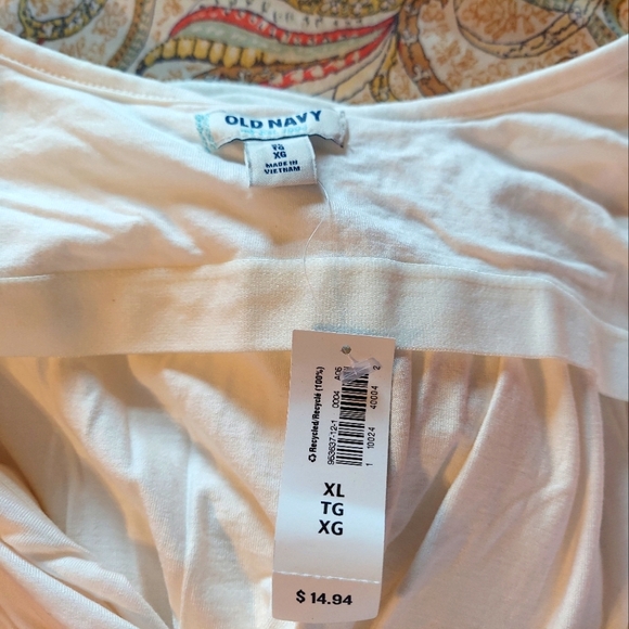 NWT-Keyhole Tank with Shelf Bra - Picture 6 of 6